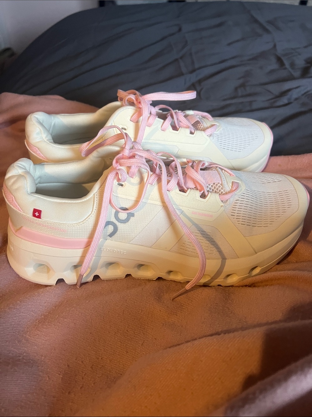 On Clouds women’s Sneakers in White with Pink Laces